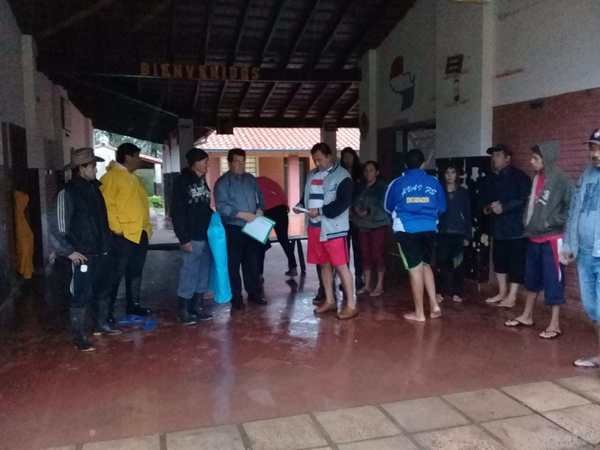 Gobierno asiste a través de la EBY a familias afectadas por lluvia en zona sur del país - Digital Misiones