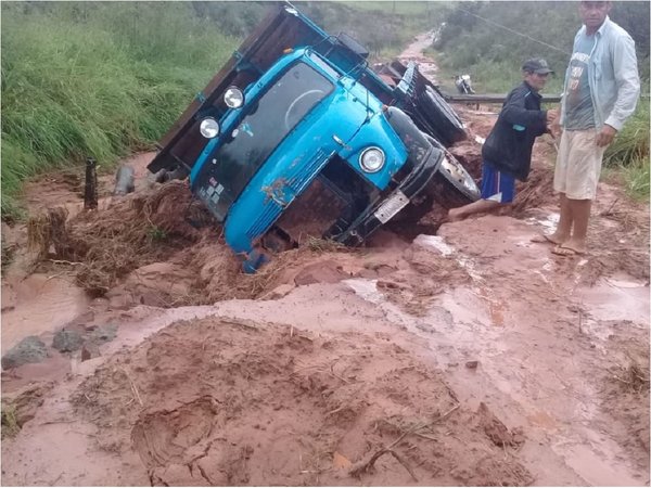 Ni camiones logran pasar por caminos destruidos por el temporal