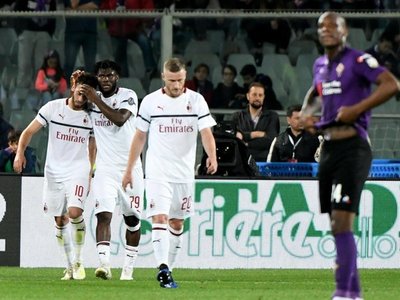 El Milan gana en Florencia y sigue en la pelea por la 'Champions'