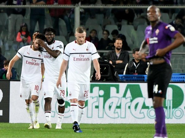 El Milan gana en Florencia y sigue en la pelea por la 'Champions'