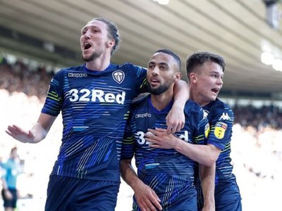 El Leeds de Marcelo Bielsa pone un pie en la final por el ascenso