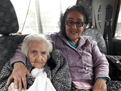 Emotivo video muestra cuando una abuelita y su hija son rescatadas de la inundación