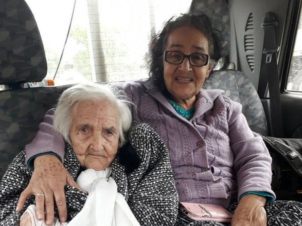 Emotivo video muestra cuando una abuelita y su hija son rescatadas de la inundación