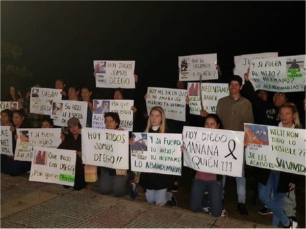 Familiares de marinero paraguayo esperan a tripulación con manifestación