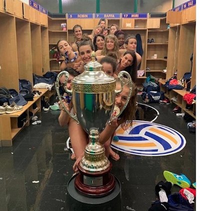 La campeonas posan con copa y… ¡nada más!