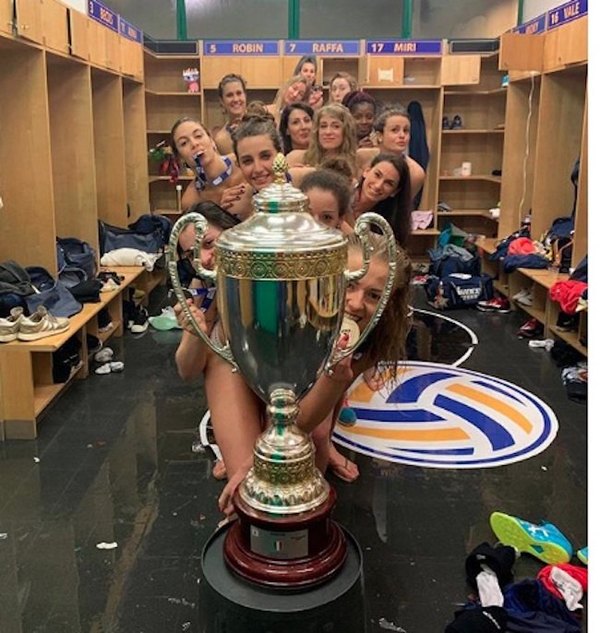 La campeonas posan con copa y… ¡nada más!