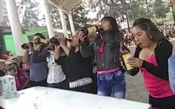 Mamis le dieron duro al trago por una licuadora