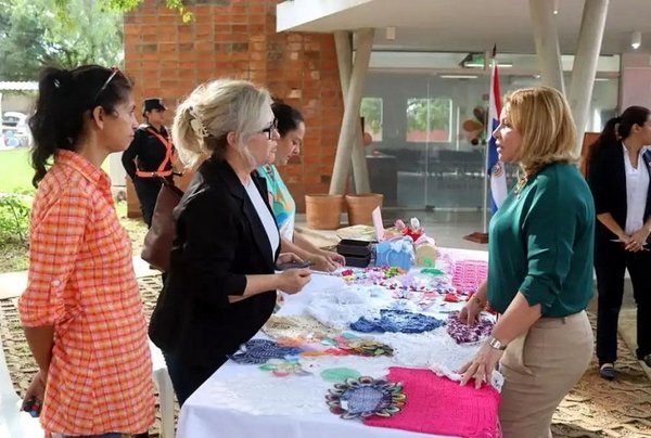 Feria: “Ñande Sy Katupyrýpe guarâ” - Edicion Impresa - ABC Color