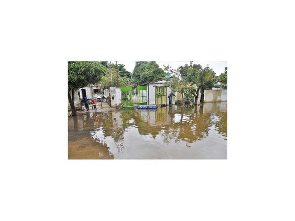 Río creció 17 cm con la lluvia y complica a evacuados en refugios