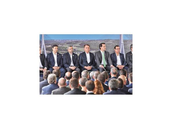 Presidente le exhibe en primera fila al cuestionado Cuevas