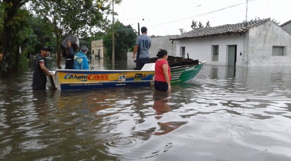 Pilar en zozobra: Pobladores tuvieron minutos para huir de las aguas, afirman - ADN Paraguayo