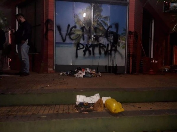 Escrache en la casa de la madre de Silvio Ovelar - Radio 1000 AM