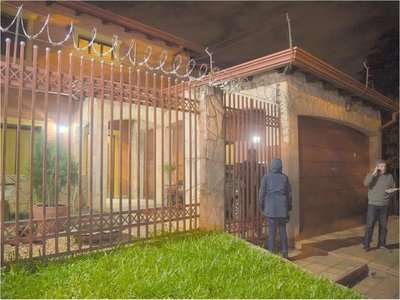 Muere al intentar atravesar alambrado de una vivienda