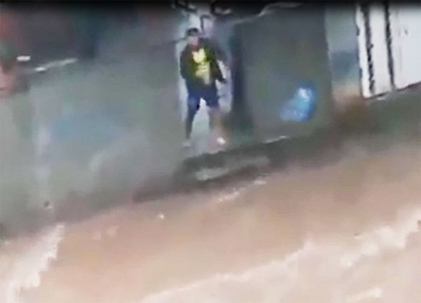 Captan a un hombre tirando basura al raudal - Nacionales - ABC Color