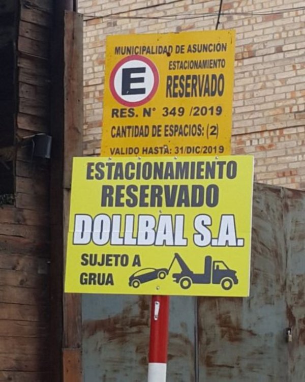 Falsifican cartel de estacionamiento reservado - Cronicas Ciudadanas - ABC Color