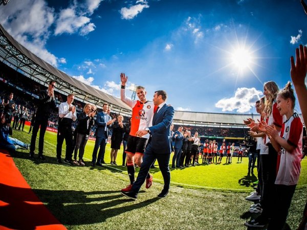 Robin van Persie cuelga los botines en el Feyenoord, el club que lo vio nacer