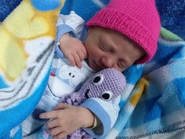Gemelas prematuras se hacen fuertes abrazadas a sus pulpitos de croché