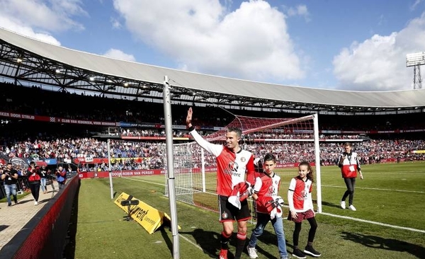 HOY / Robin van Persie cuelga las botas