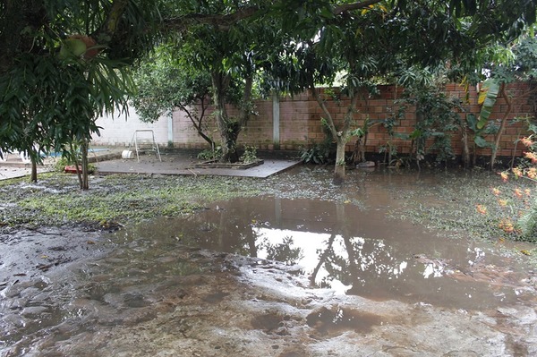 Se cayó muro de Conti Paraguay y aguas negras inundaron barrio - Capiatá Noticias