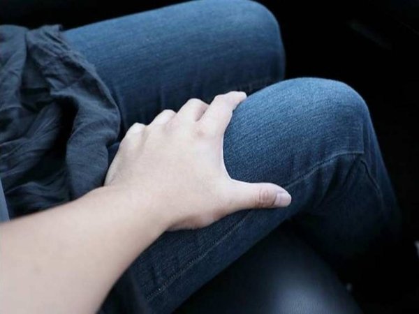 Sátiro tocó a una joven que dormía en el micro