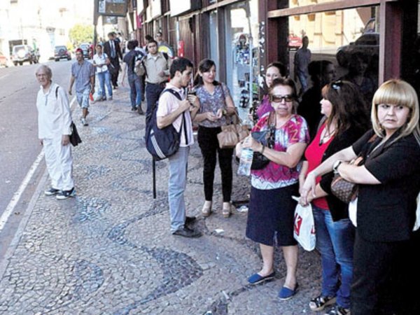 ¡Hendy!: Pasajeros se quejan por regulada y se huele a suba de pasajes