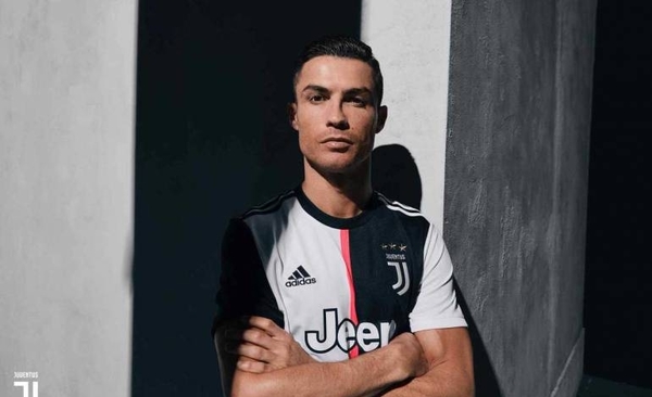 HOY / Juventus se despide de las rayas "bianconere" en su nueva camiseta