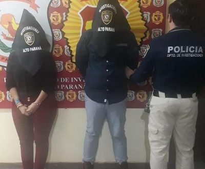 Detienen a dos extranjeros por estafar a pasajera en compra de paquetes de viaje