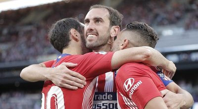 El Atlético de Madrid homenajea a Diego Godín en su despedida