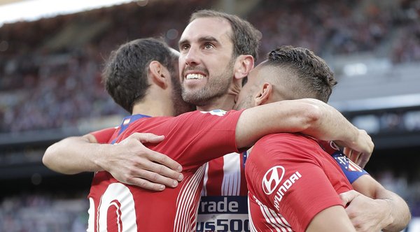 El Atlético de Madrid homenajea a Diego Godín en su despedida