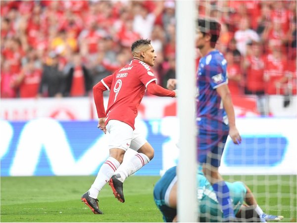 Paolo Guerrero anota su gol 100 en el fútbol brasileño