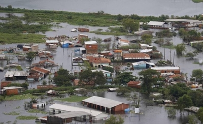HOY / La lluvia y el frío ponen en jaque a los desplazados por el río en Asunción