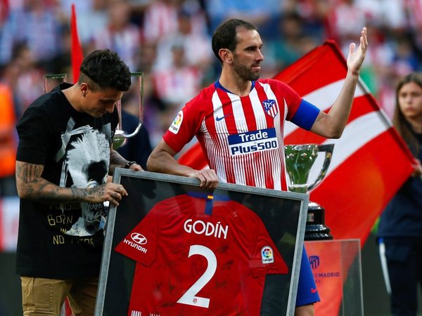 Godín recibe, emocionado, el cariño de su afición