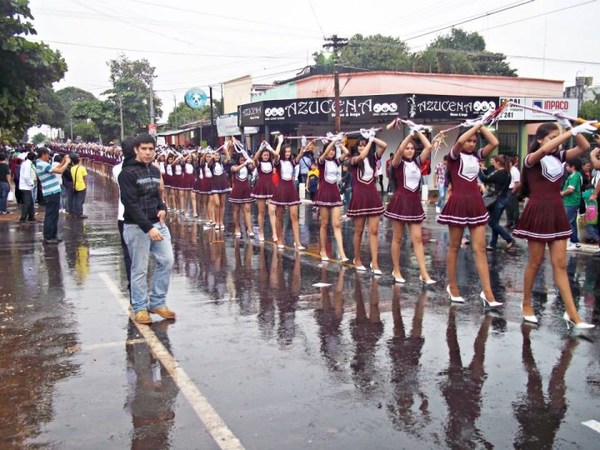 Desfile estudiantil de mayo solo con chiroleras, bandaliza y abanderados | San Lorenzo Py