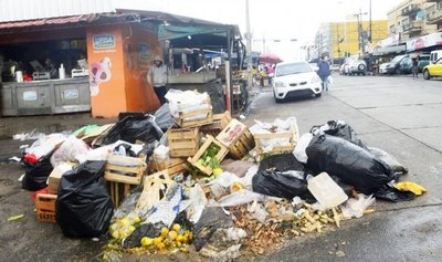 Asunción está “sitiada” por basura y baches a un día de las fiestas patrias - Edicion Impresa - ABC Color