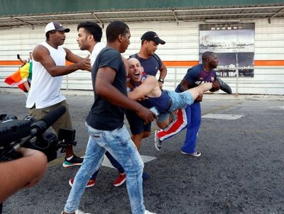 Reprimen marcha gay en Cuba, por “subversiva” - Edicion Impresa - ABC Color