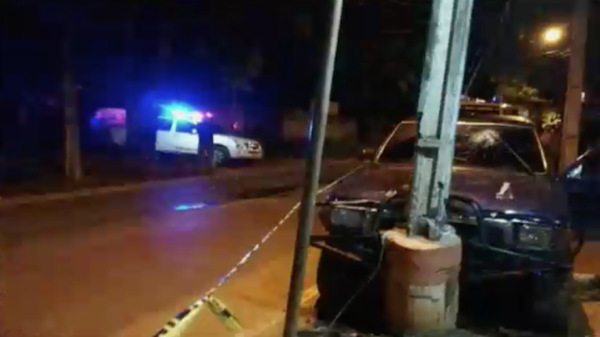 HOY / Camioneta se incrustó contra columna de la ANDE