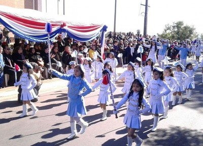Tradicional desfile estudiantil - Radio 1000 AM