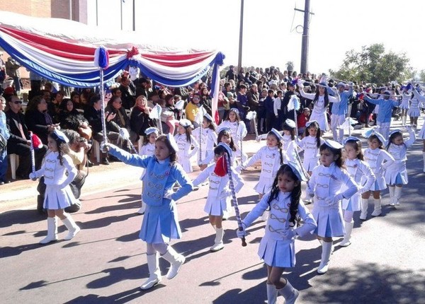 Tradicional desfile estudiantil - Radio 1000 AM