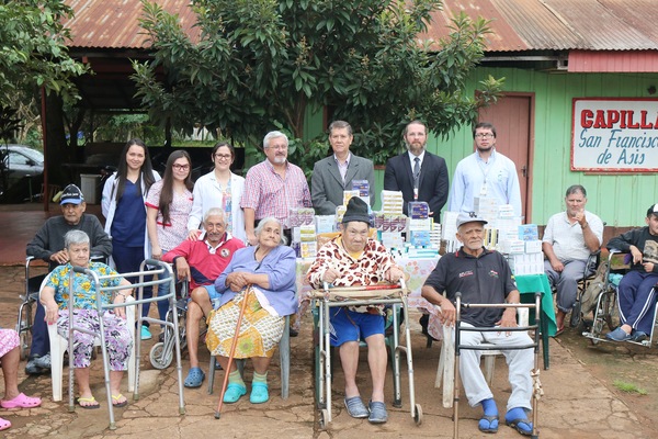 Fundación Tesãi entregó medicamentos a hogar de ancianos de Hernandarias