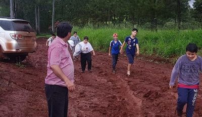 Rescatan a niños que quedaron varados en Cedrales