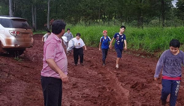 Rescatan a niños que quedaron varados en Cedrales