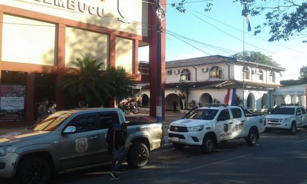 Policía custodia Gobernación en Pilar - Nacionales - ABC Color