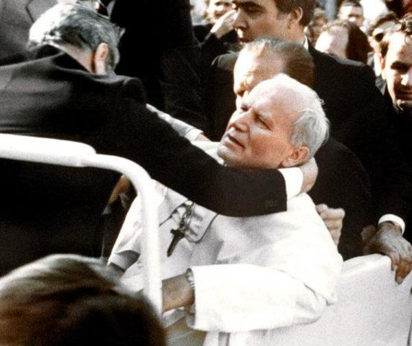 Papa Juan Pablo II fue víctima de atentado