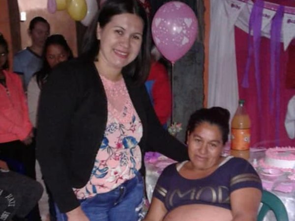 Vecinas organizaron baby shower sorpresa para vendedora de yuyos