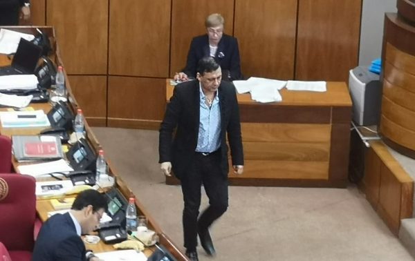 Senado destituye a Víctor Bogado