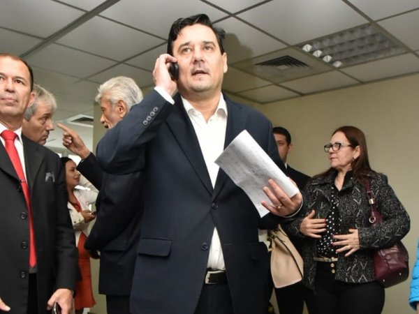 Senadores piden una extra para tratar destitución de Salyn Buzarquis