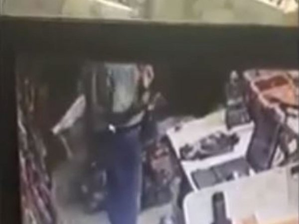 Colombiano intentó robar 10 vaqueros de una tienda