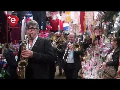 EMOTIVO HOMENAJE A MADRES TRABAJADORAS EN LA PLACITA