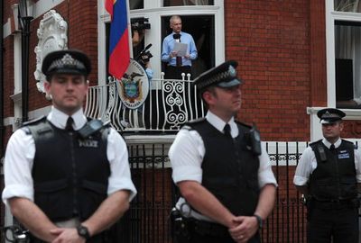 Ecuador entregará a EEUU material informático de Assange en Londres