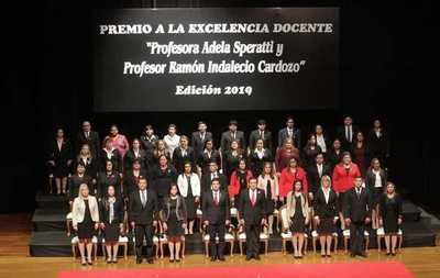 Gobierno entrega premio a la excelencia educativa | .::Agencia IP::.
